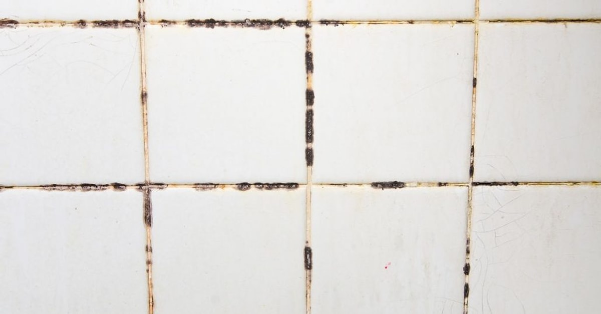 10 Saniyede Küf ve Kireçten Kurtulun: Banyo Derzlerini Parlatan “Tek Malzemeli” Formül