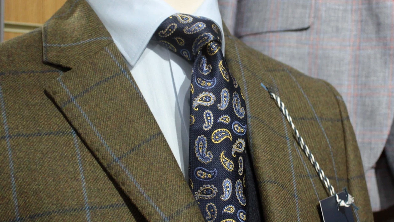 “Yarı fiyatına” satış başladı! Ünlü giyim markası kapanıyor!